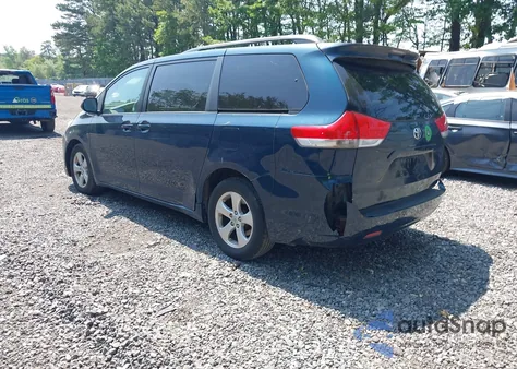 2011 Toyota Sienna Le V6 z USA, uszkodzony, nr VIN 5TDKK3DC2BS024566